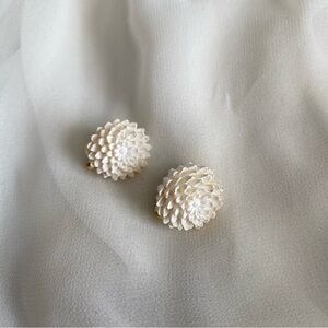 VTG White Floral Textured Clip‑Ons | Earrings